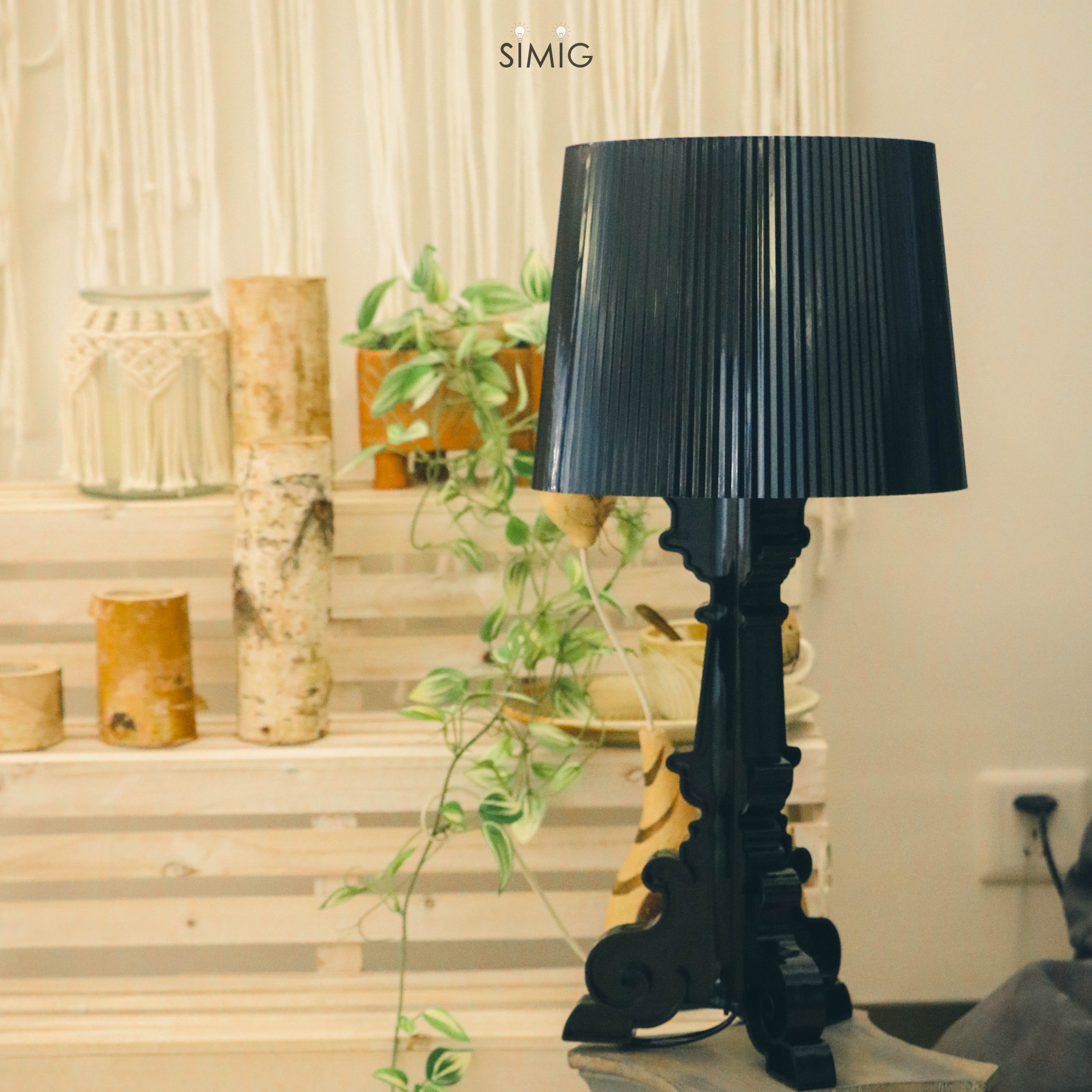 Lámpara Bourgie negra con plantas en la decoración de interiores