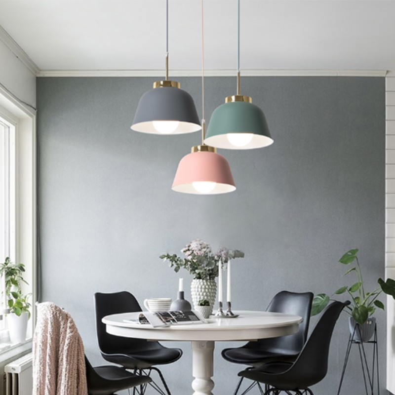 Fargede Anovida-pendellamper over et spisebord