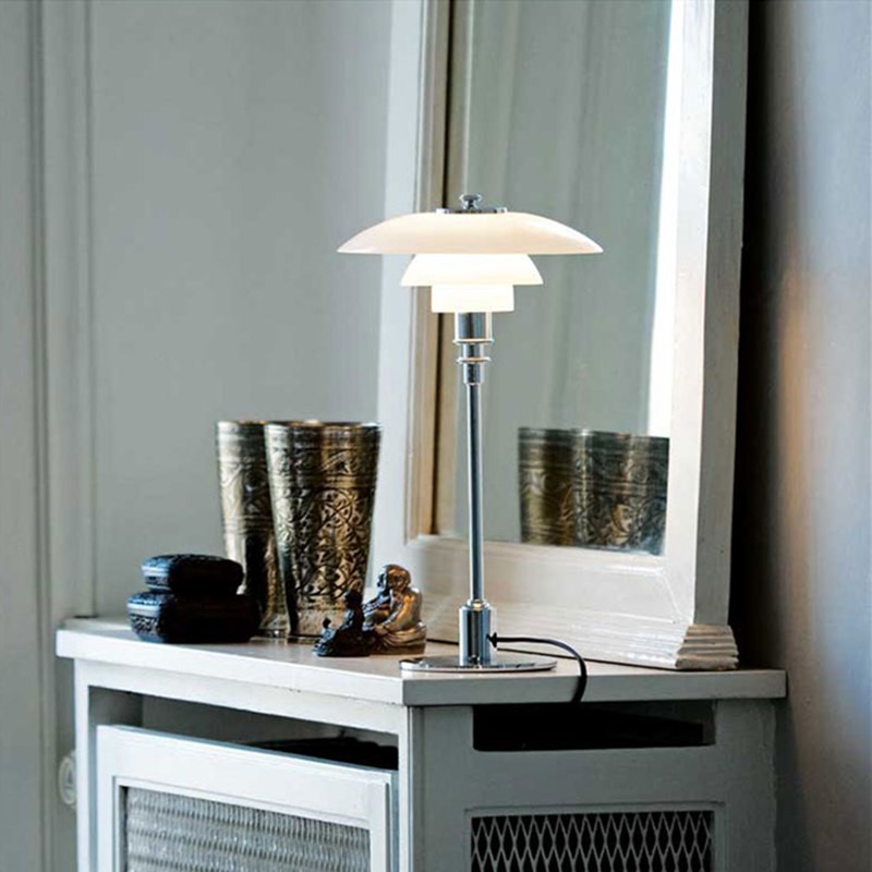 Lampa na bocznym stoliku przy oknie