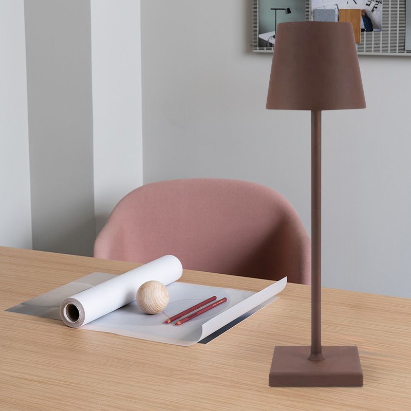 Lámpara de mesa recargable S11 sobre un escritorio con silla y material de oficina.