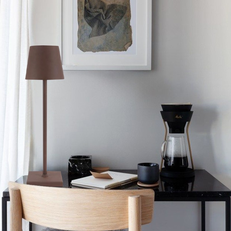 Lámpara de mesa recargable S11 sobre un aparador con decoración del hogar.