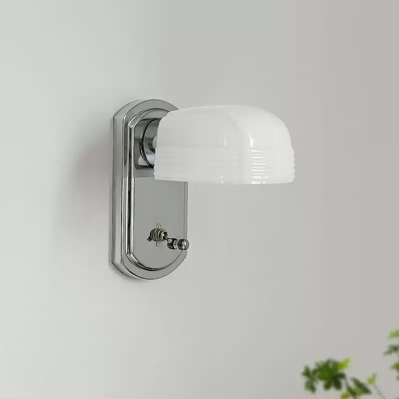 Produktansicht der Wandleuchte aus Chrom und weißem Glas