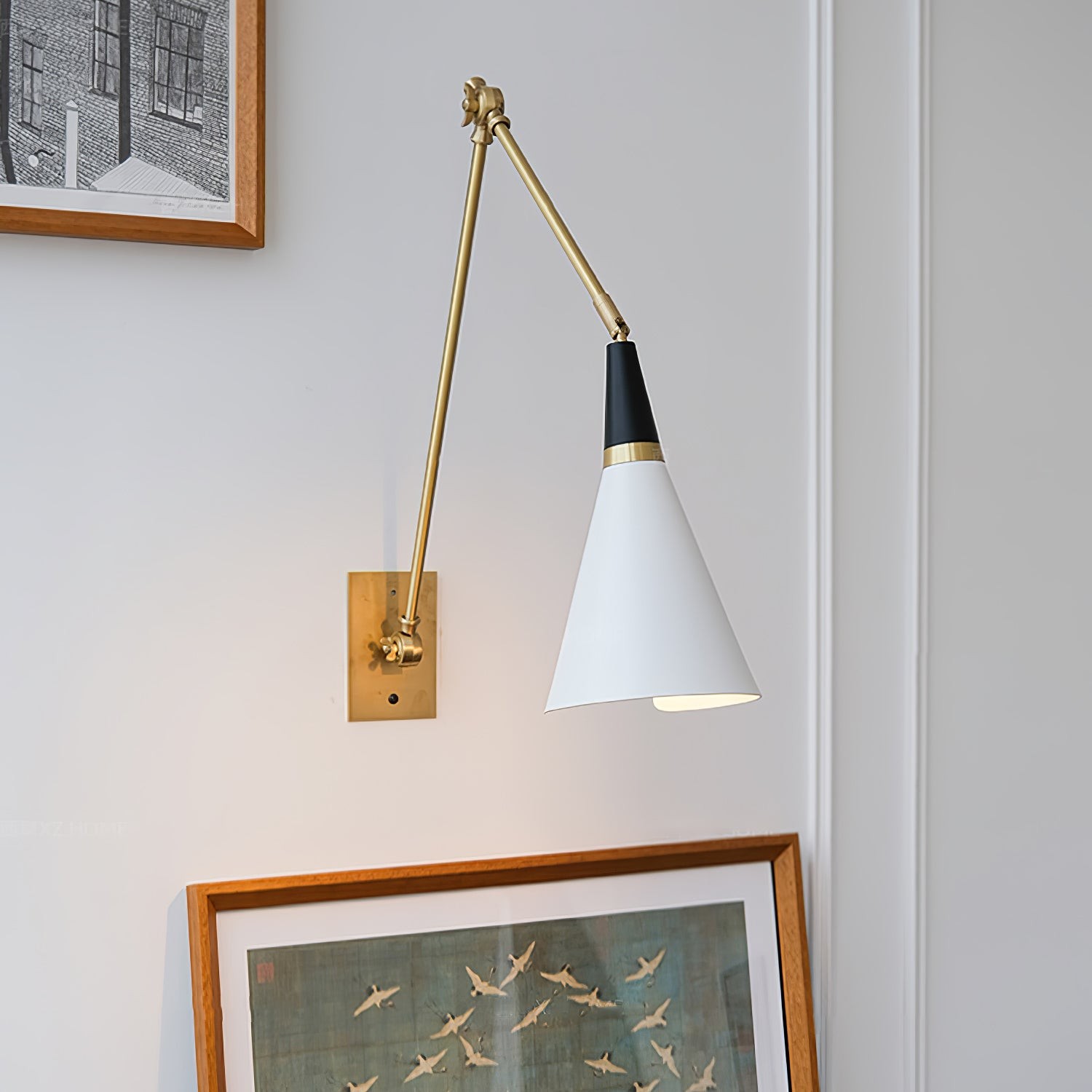 Lampada da parete a braccio completamente orientabile, ben visibile in un interno di design.