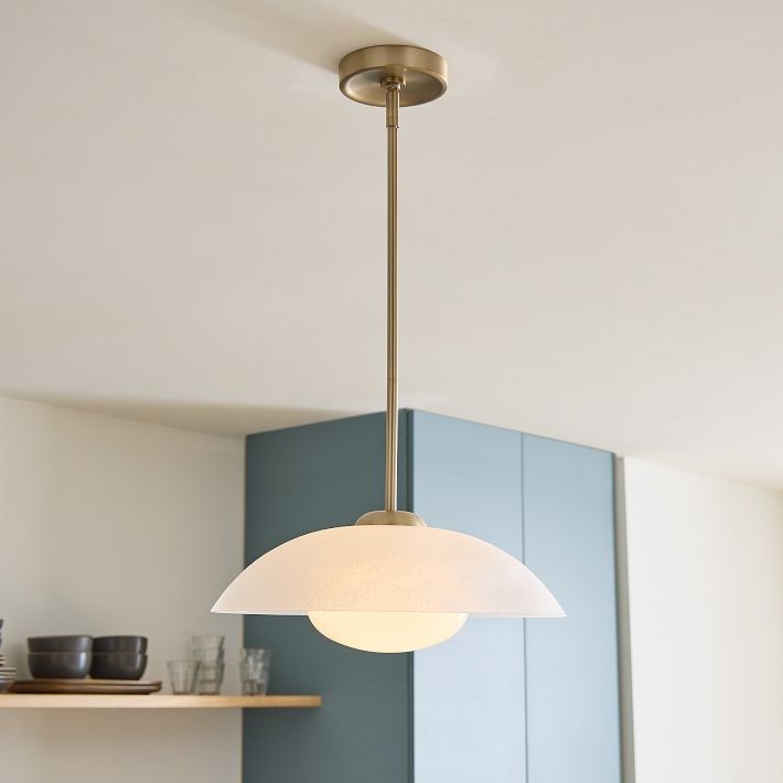 Lampa wisząca Elorina zainstalowana we wnętrzu kuchni lub jadalni