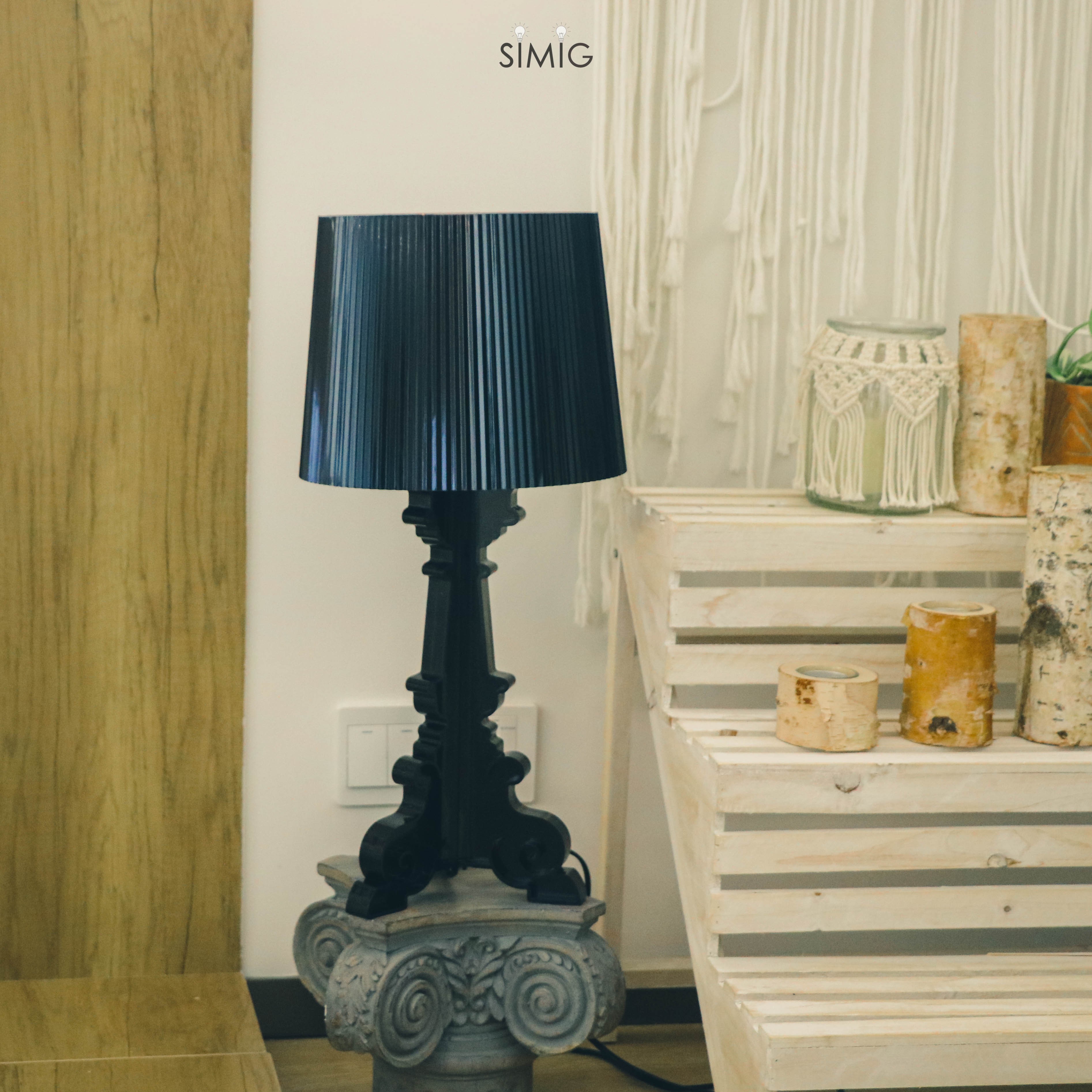 Lámpara Bourgie oscura en una habitación preparada