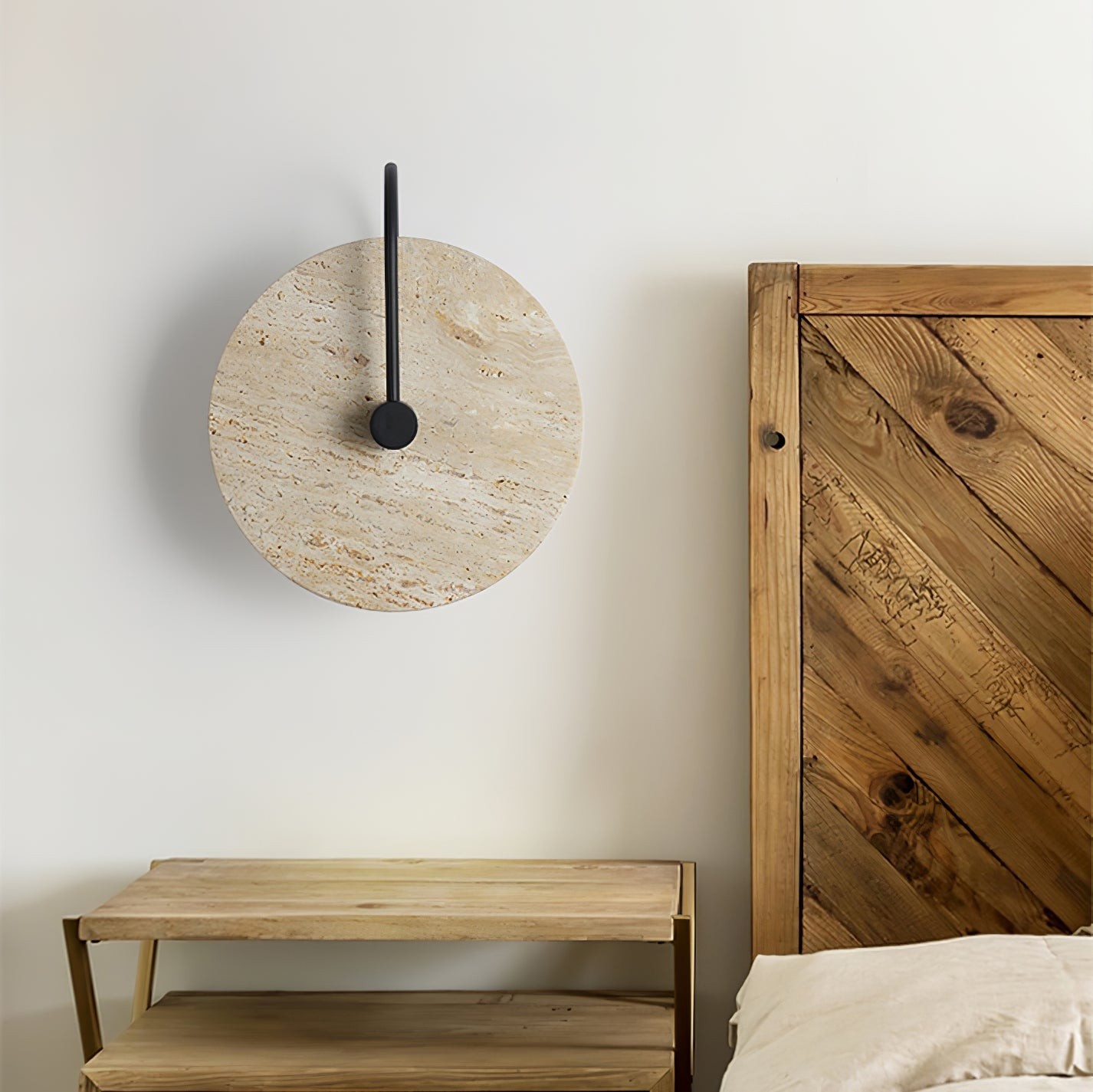 Trawertynowa lampa ścienna w pokoju z ławką i drewnianymi drzwiami