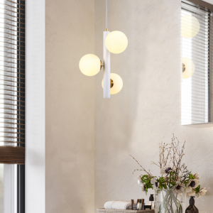 Lámpara colgante de tres bolas de cristal en un interior cálido