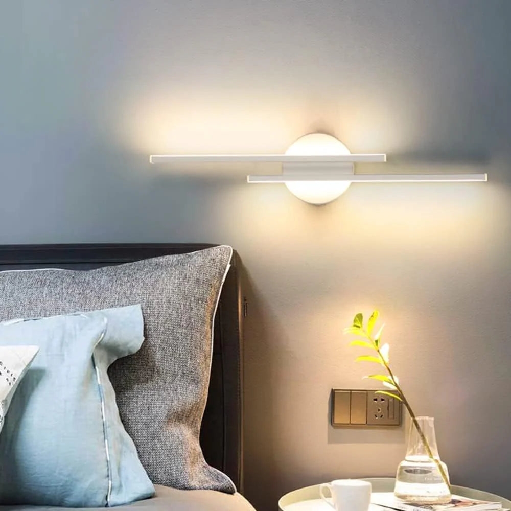 Aplique de pared horizontal blanco brillante D788 sobre la mesita de noche en una escena de estilo de vida.