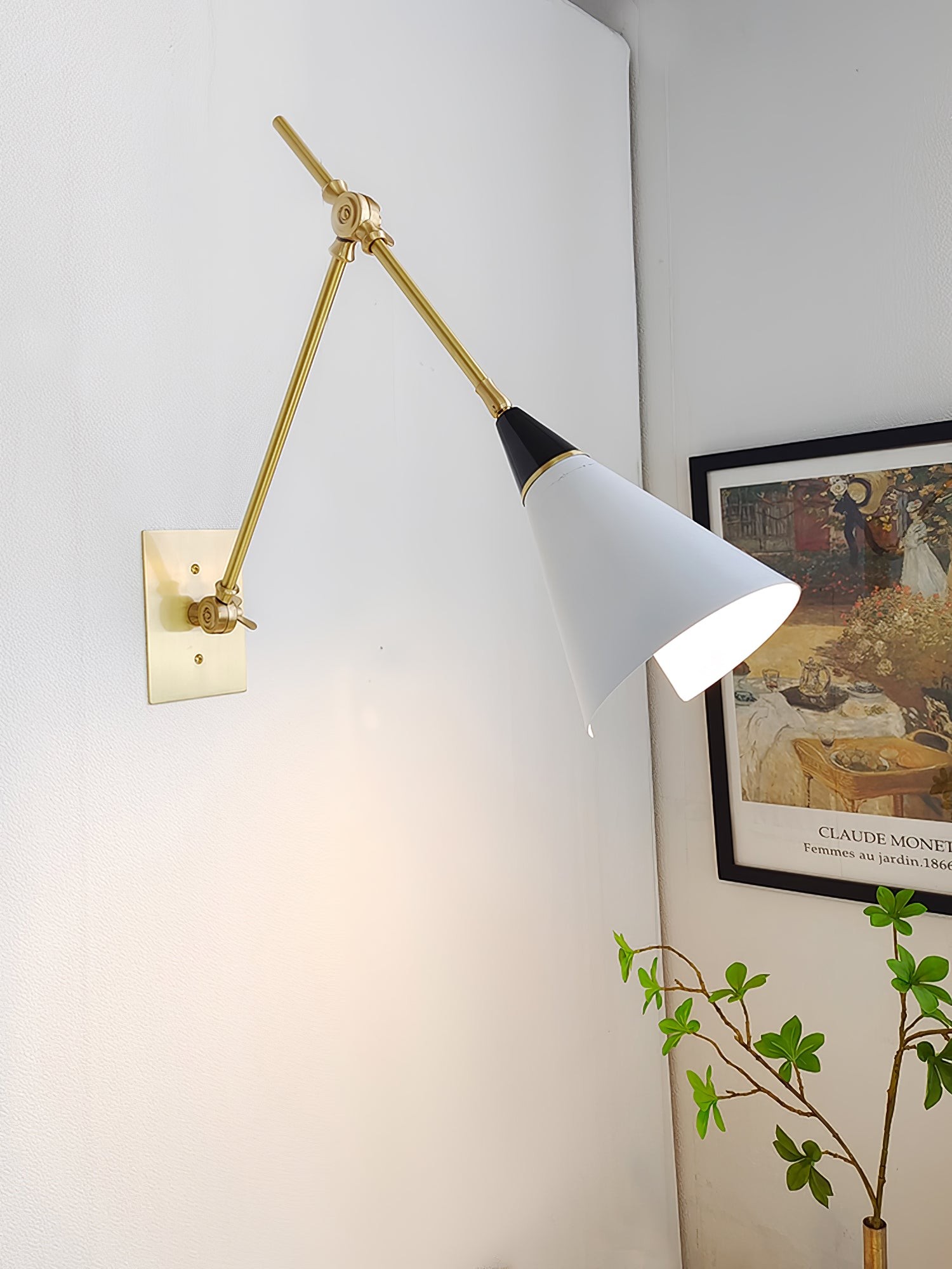 Lampada da parete regolabile con braccio e paralume a vista in una stanza