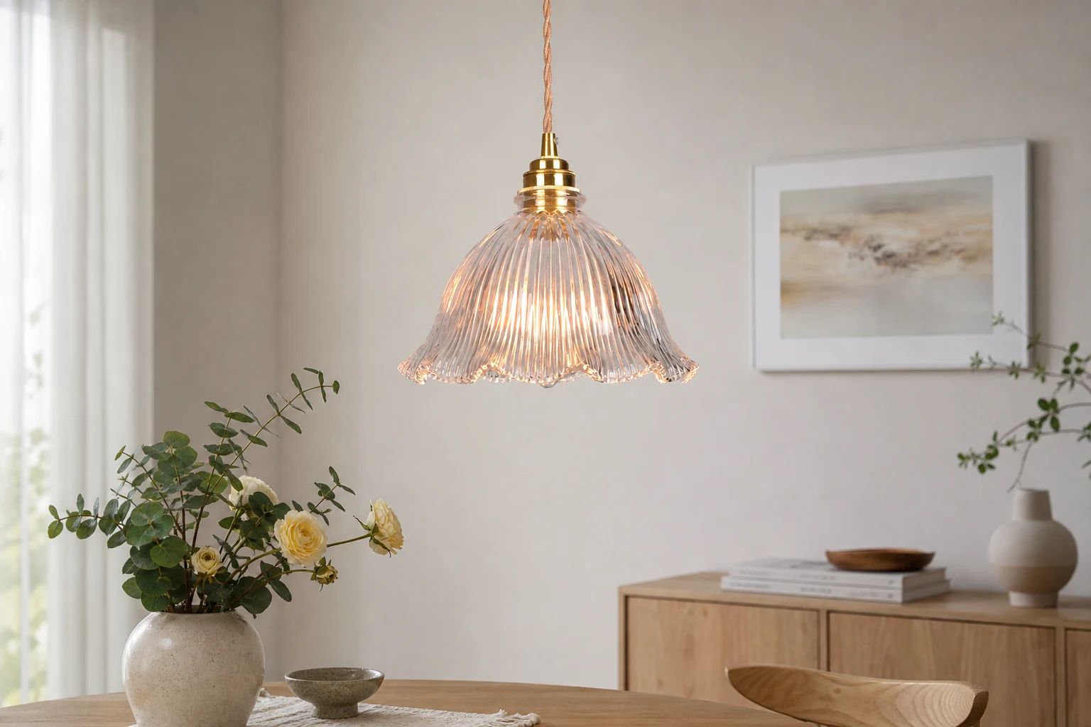 Escena de estilo de vida con la lámpara colgante de cristal con forma de flor centrada en el contexto de la habitación.