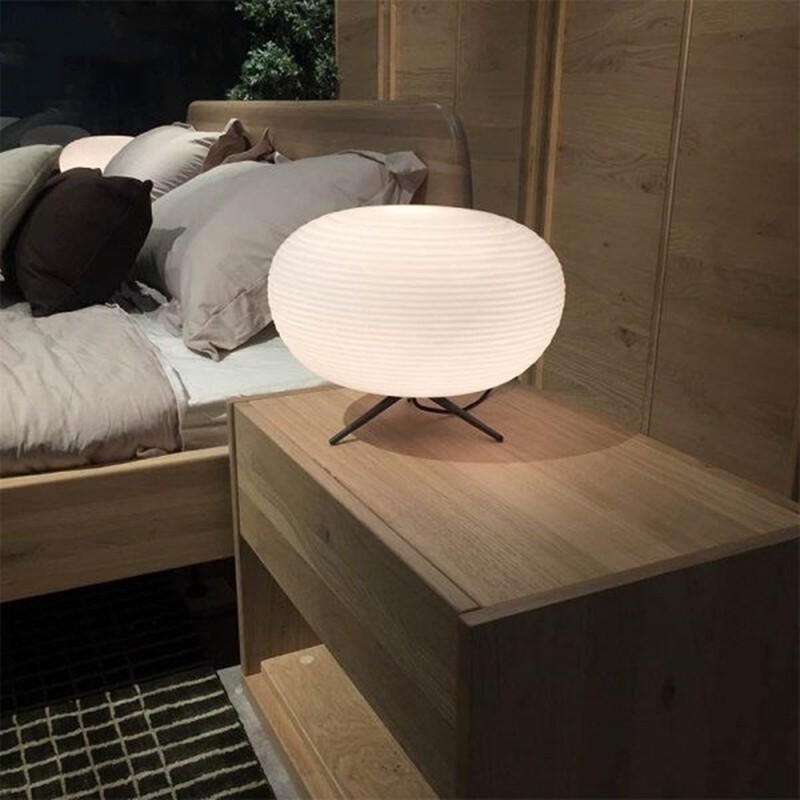 Lampada sul comodino accanto al letto