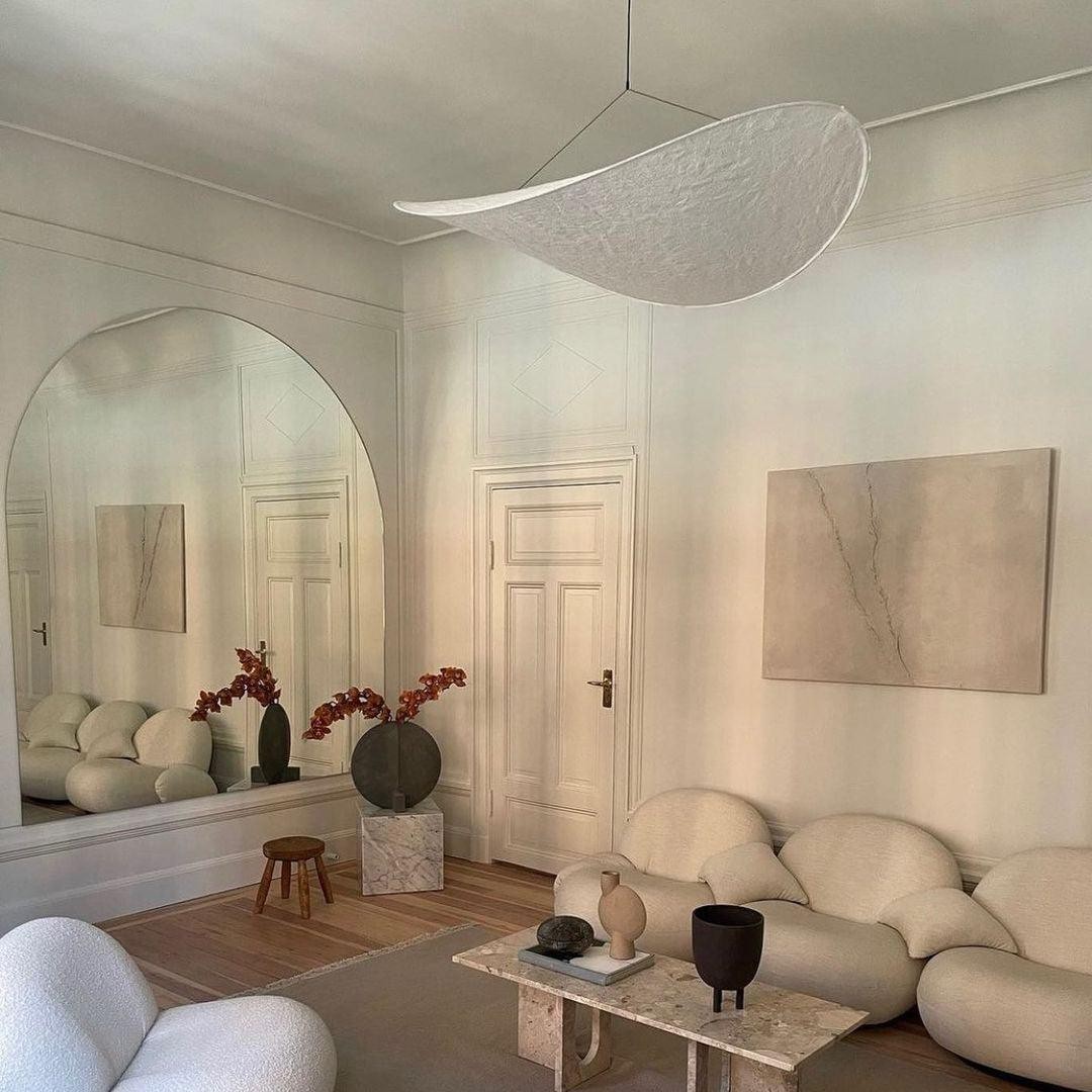 Duża lampa wisząca TENSE zamontowana w salonie