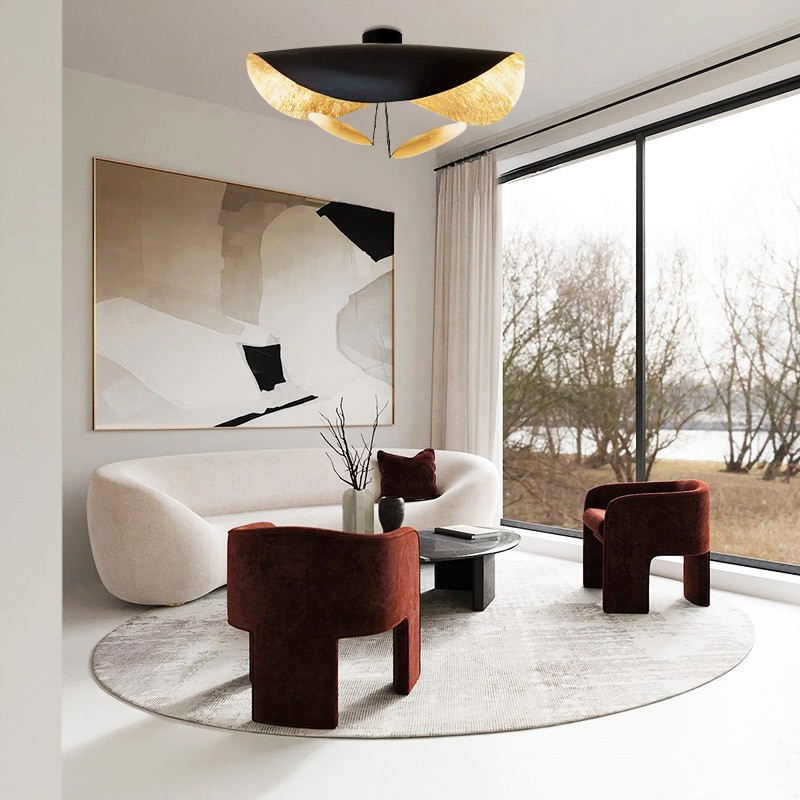 Schwarze und goldene Pendelleuchte in stilvollem Wohnzimmer in der Nähe des großen Fensters angebracht.