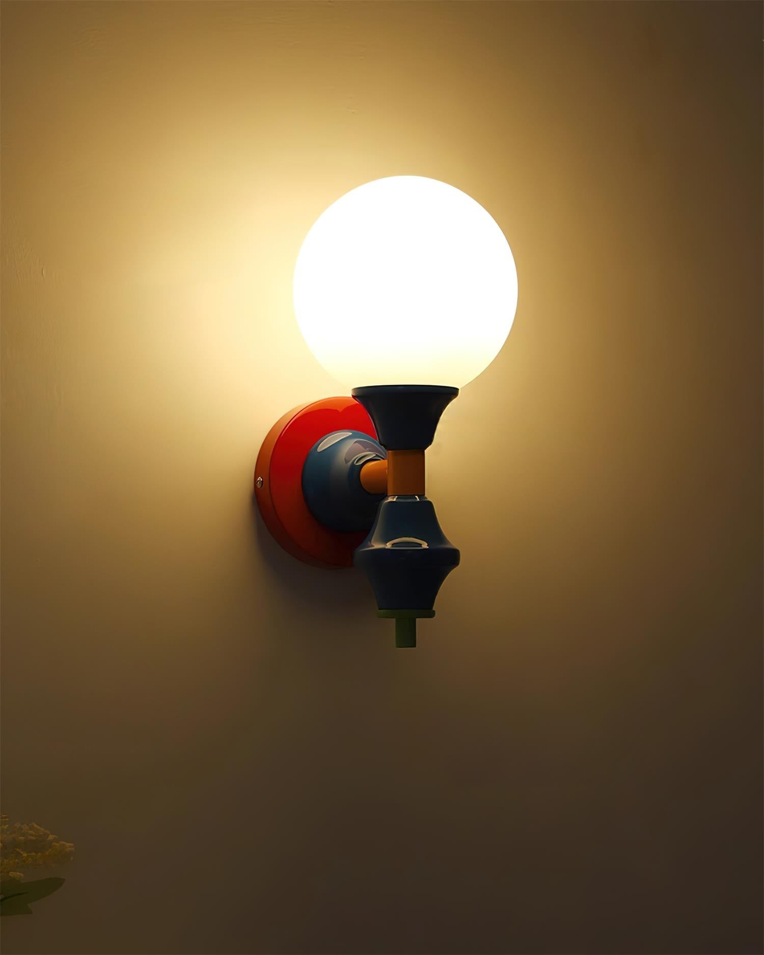 Lámpara de pared de estilo francés M288 iluminando una escena de habitación oscura.
