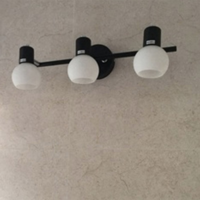 Applique da parete a tre luci BERTULA su superficie ruvida