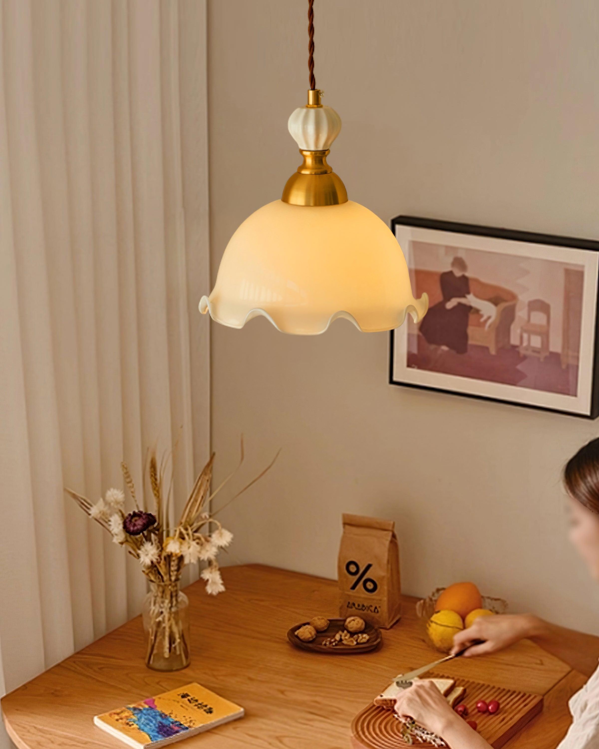 Elegante Bud-Pendelleuchte über einem Tisch in einem bewohnten Zimmer