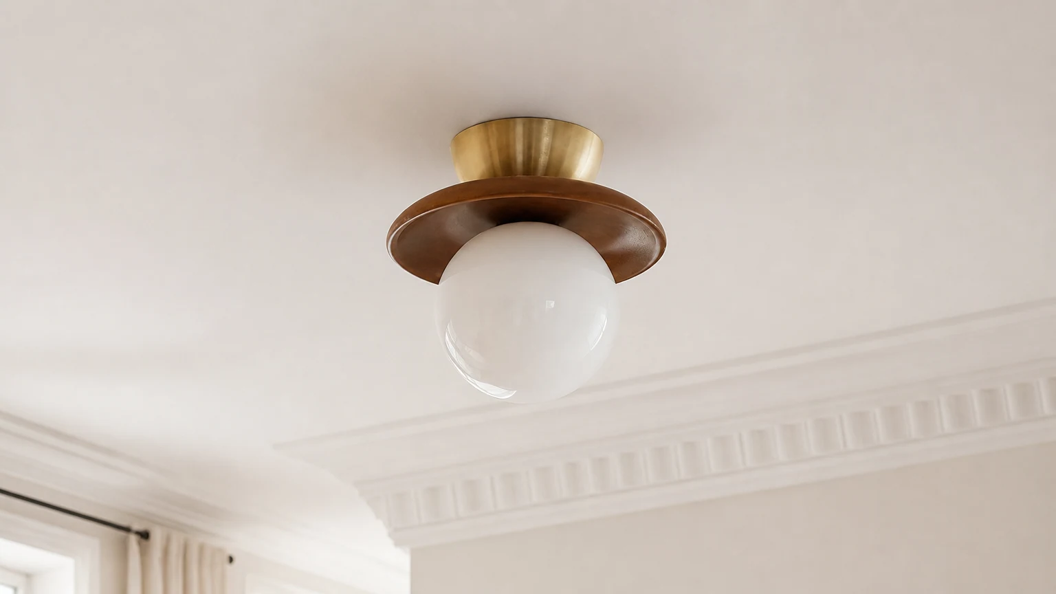 Lámpara de techo con cuerpo de cuenco de madera y globo blanco instalada en un interior cálido.