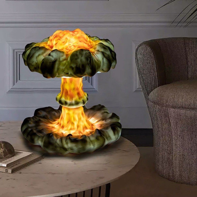 Lampa z pióropuszem chmur wystawiona na stole obok krzesła