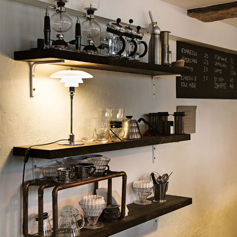 Lampa do wnętrza przypominającego półkę lub bar