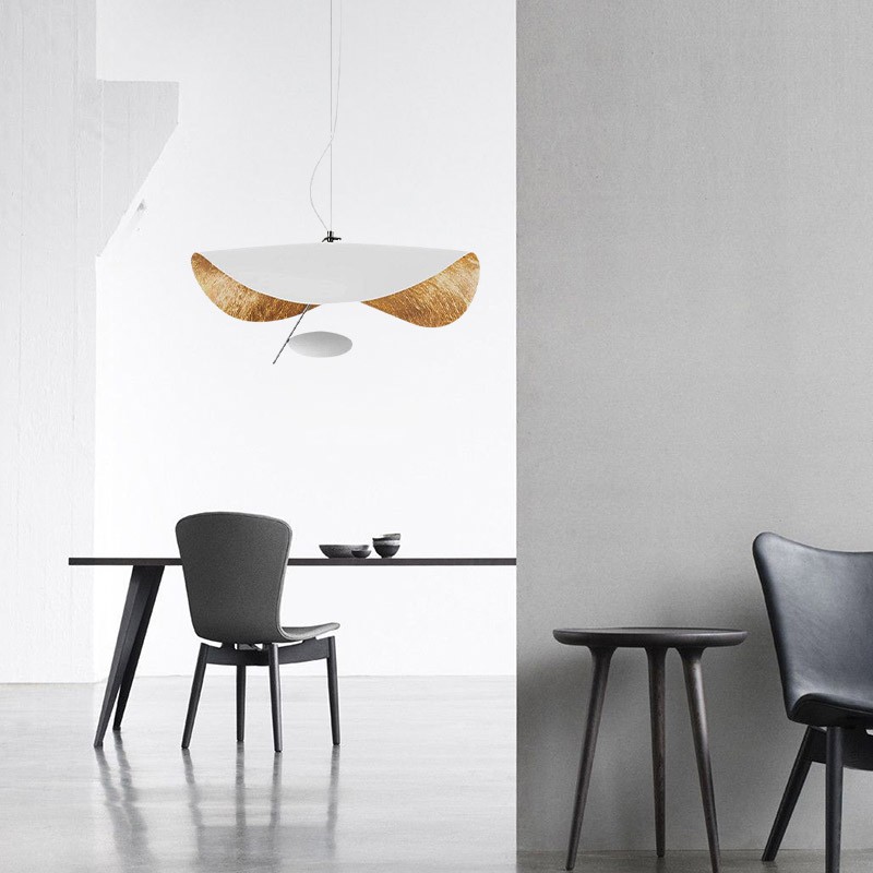 Minimalistisches Interieur mit gebogener Pendelleuchte oben links.