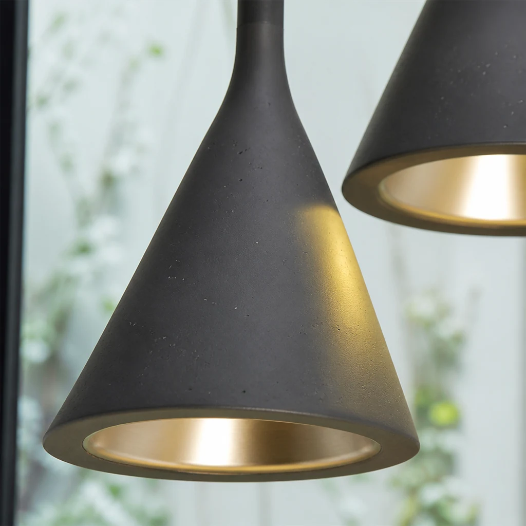 Närbild av SKELTON Conical Lamp-skärmen i harts