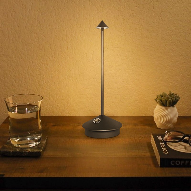 Podświetlana lampa Pina na drewnianym blacie