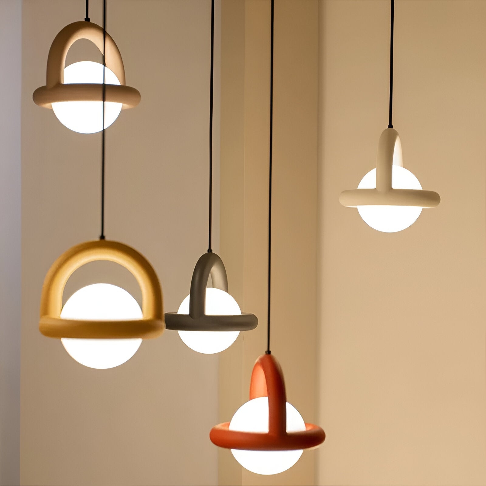 Kilka podświetlanych lamp wiszących Nordic Cory zainstalowanych na ścianie wewnętrznej