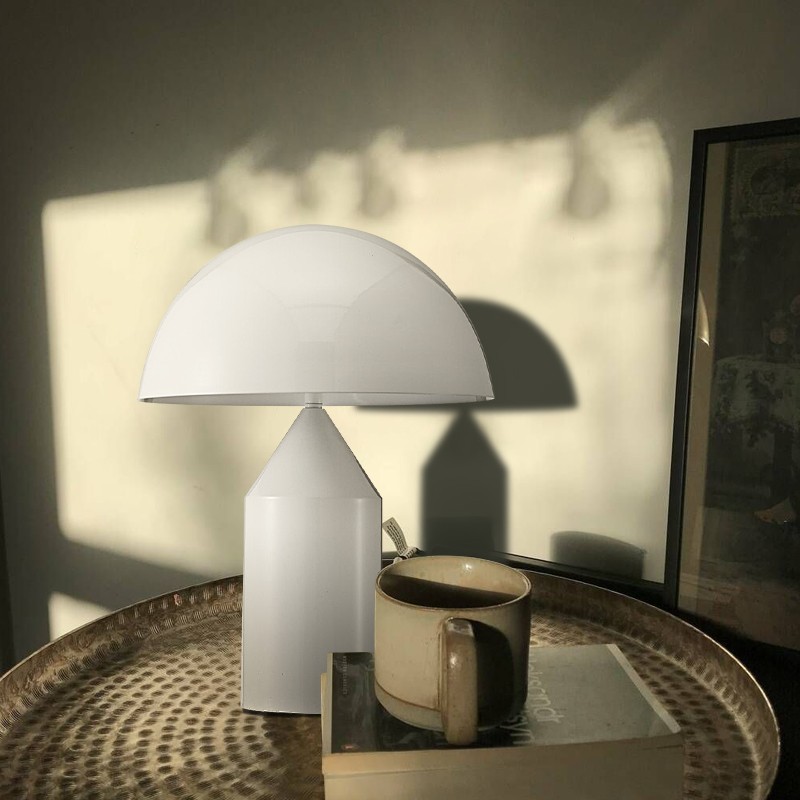 Biała lampa grzybowa na tacy w nasłonecznionym wnętrzu