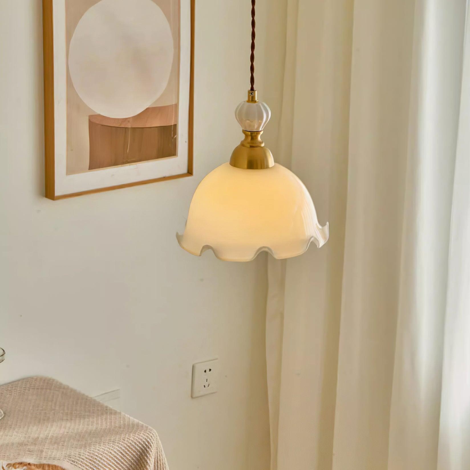 Elegante Bud-Pendelleuchte in einem gemütlichen Interieur