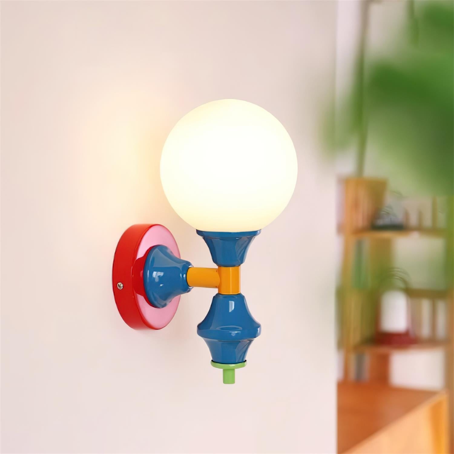 Primer plano de una escena de estilo de vida con una lámpara de pared de estilo francés M288 en la pared.