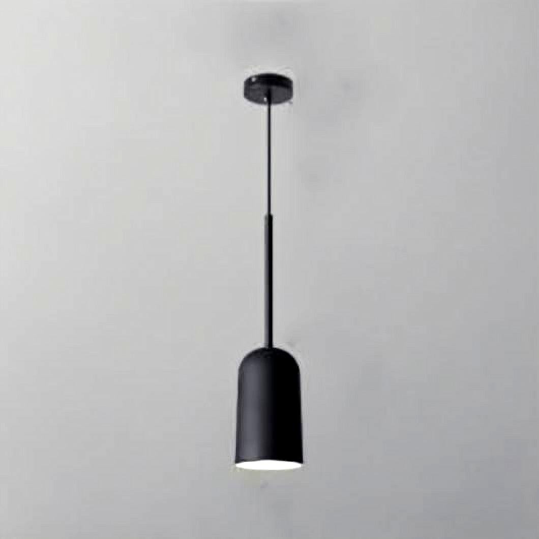 Variante della lampada a sospensione minimalista cilindrica nera a forma di macaron.