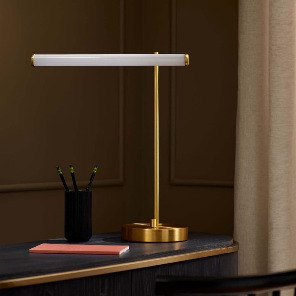 Voro bordslampa på ett skrivbord i en mörkare interiörscen