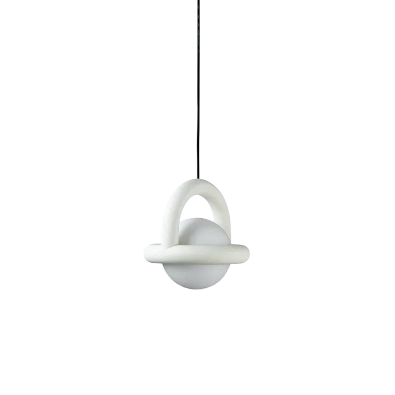 Biała lampa wisząca Nordic Cory z widocznym pełnym przewodem