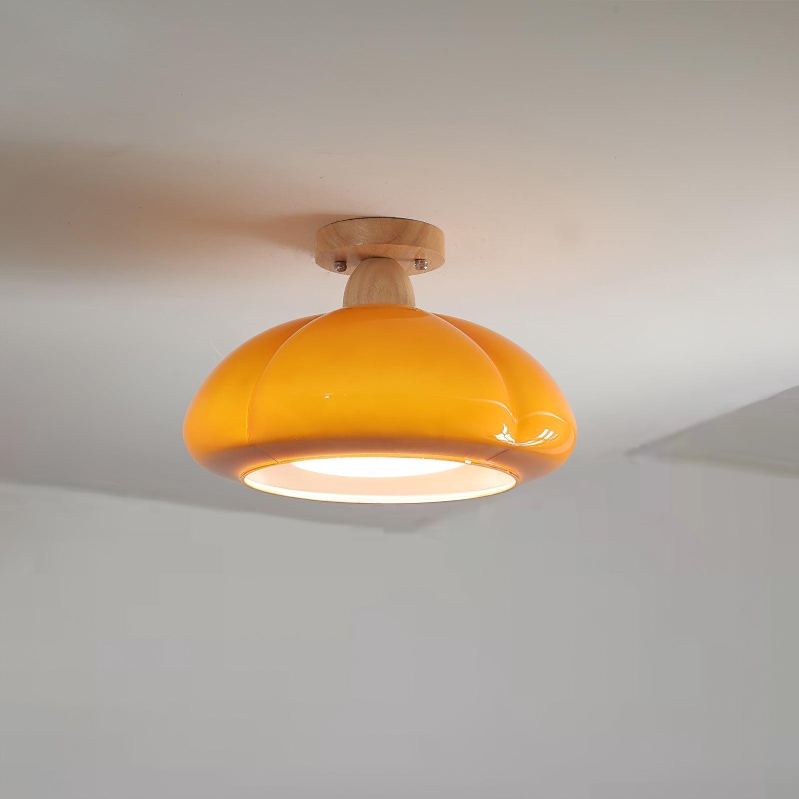 Vue rapprochée de la pièce avec la suspension lumineuse citrouille orange installée en gros plan