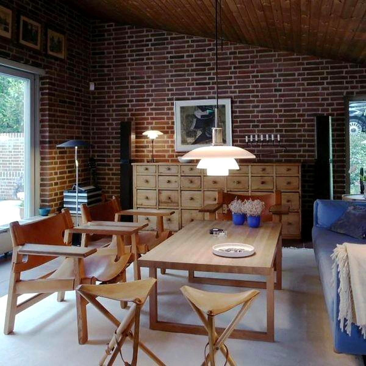 Lampa wisząca Danish Disc zainstalowana nad stołem w salonie jadalni