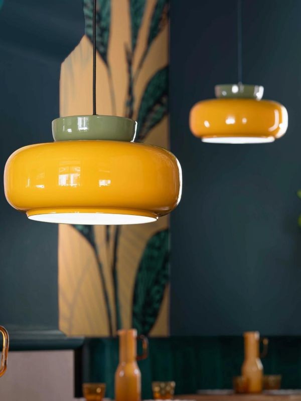 Żółte lampy wiszące Fiesta w ciemniejszym wnętrzu