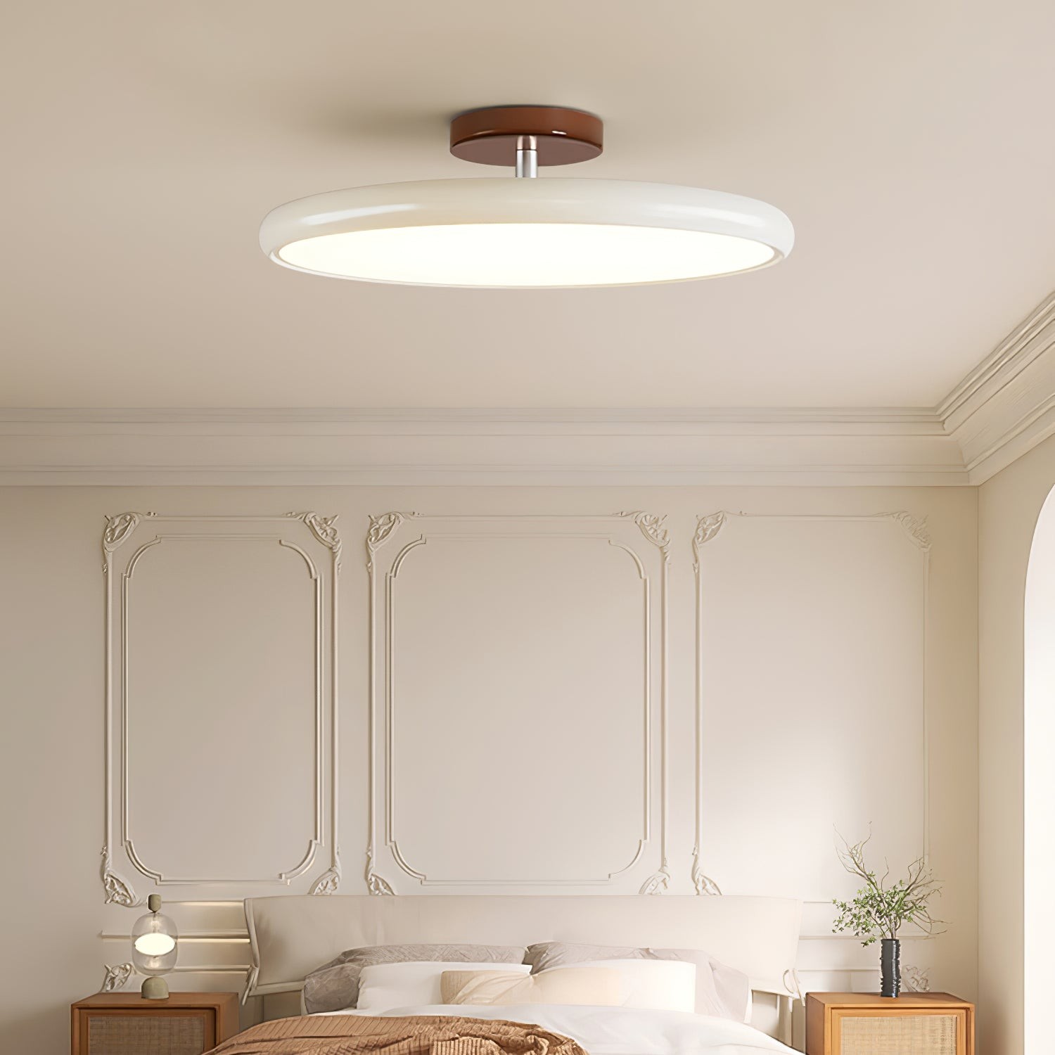 Lámpara de techo moderna ajustable tipo disco M367 visible sobre los muebles del dormitorio.