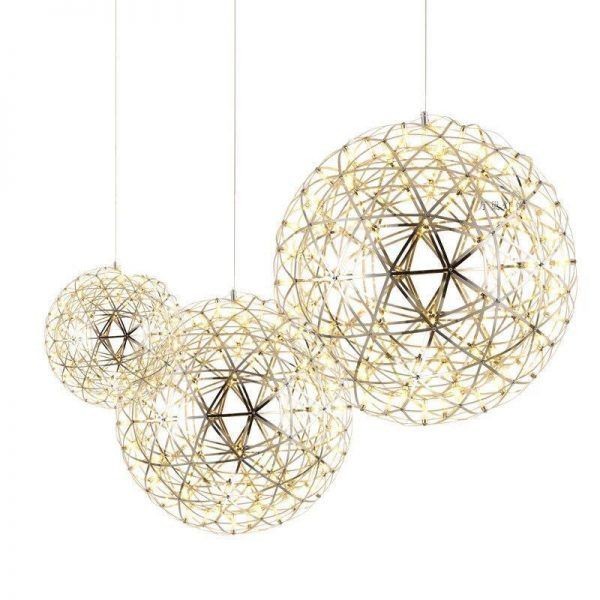 Lampada a sospensione a forma di sfera di fuochi d'artificio dorata su sfondo neutro