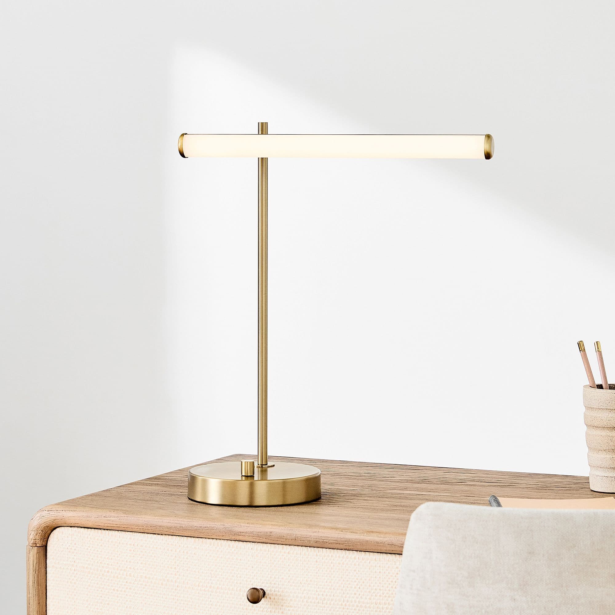 Voro bordslampa på en ljus säng- eller skrivbordsyta