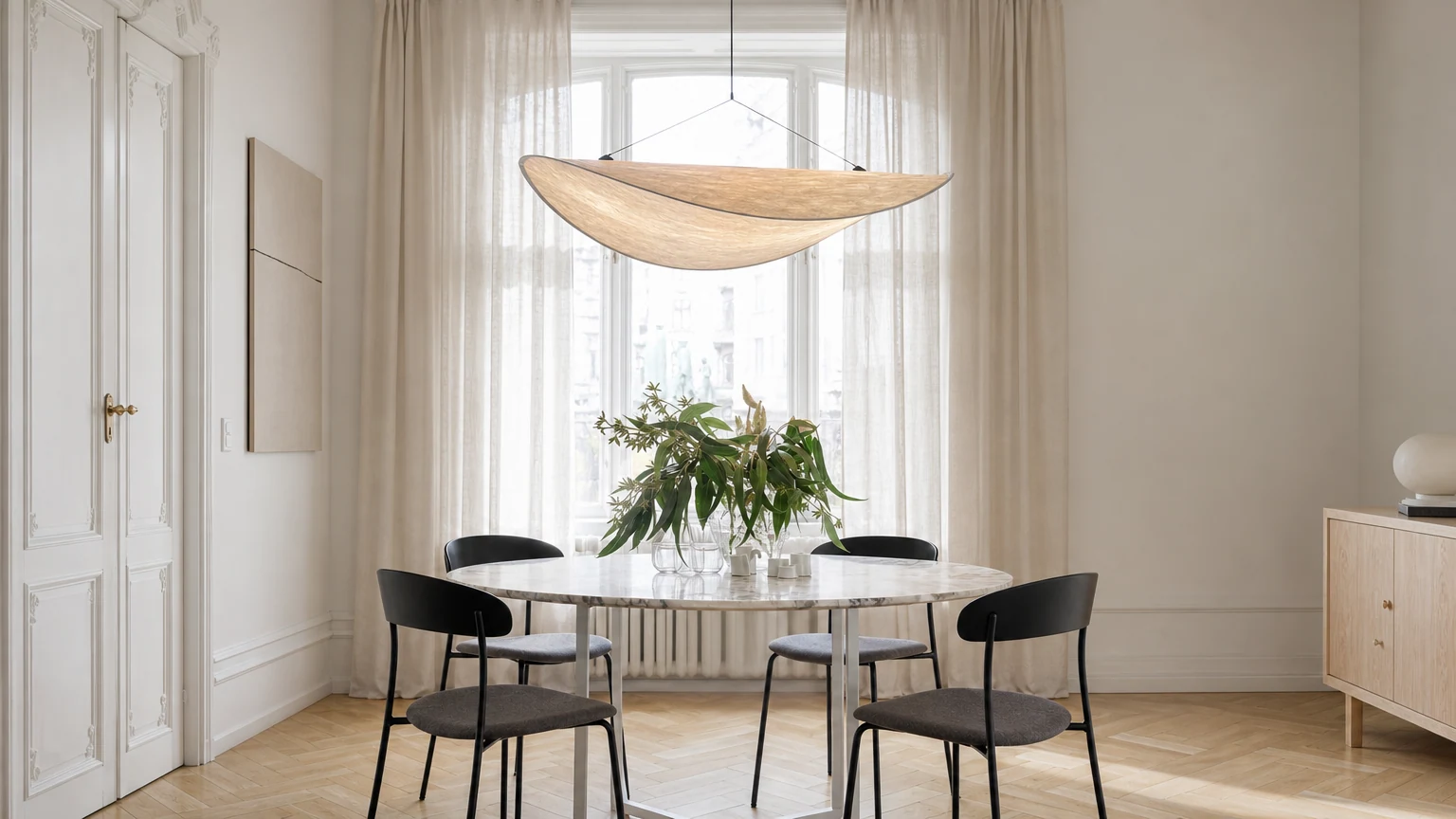 Nowoczesna lampa wisząca LED Cloud TENSE w spokojnym wnętrzu