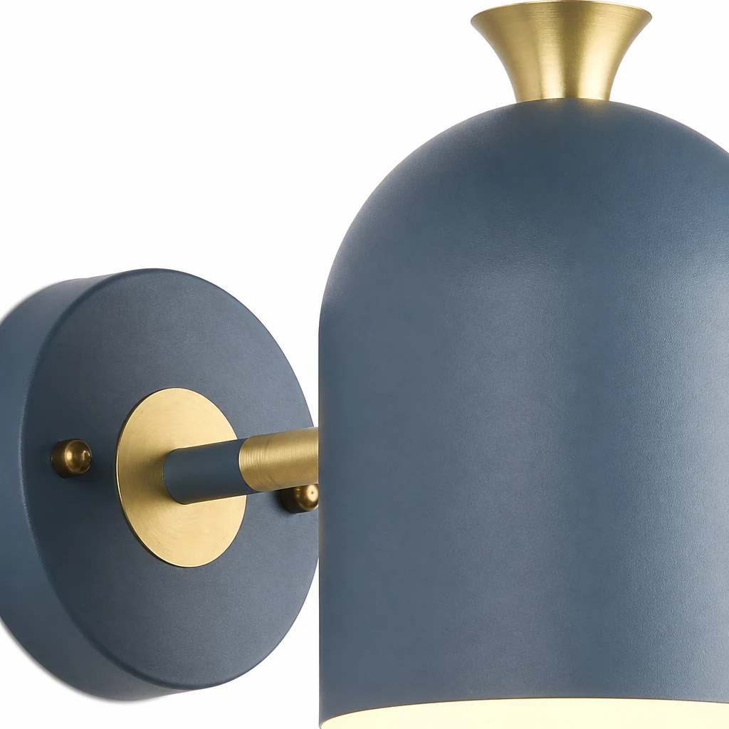 Zbliżenie metalowego wykończenia i klosza lampy ściennej Cute Macaron