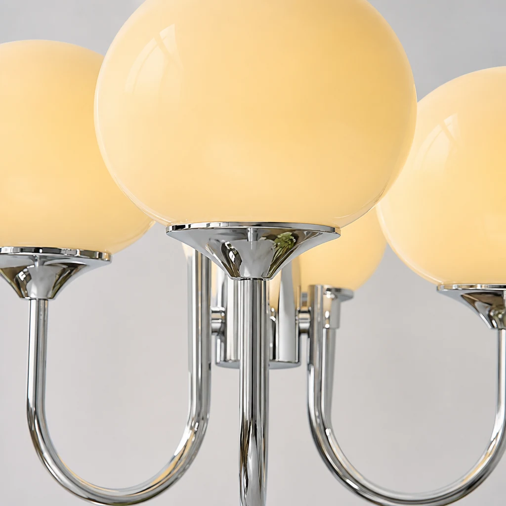 Detailaufnahme der abgerundeten Glaskugel und des Metallrahmens des Marshmallow-Kronleuchters
