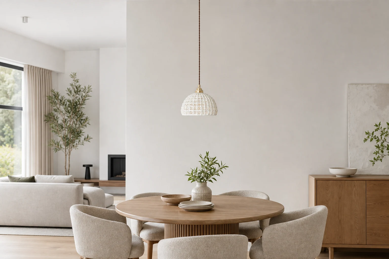 Ceramiczna lampa wisząca z koszem kwiatów w stonowanym wnętrzu