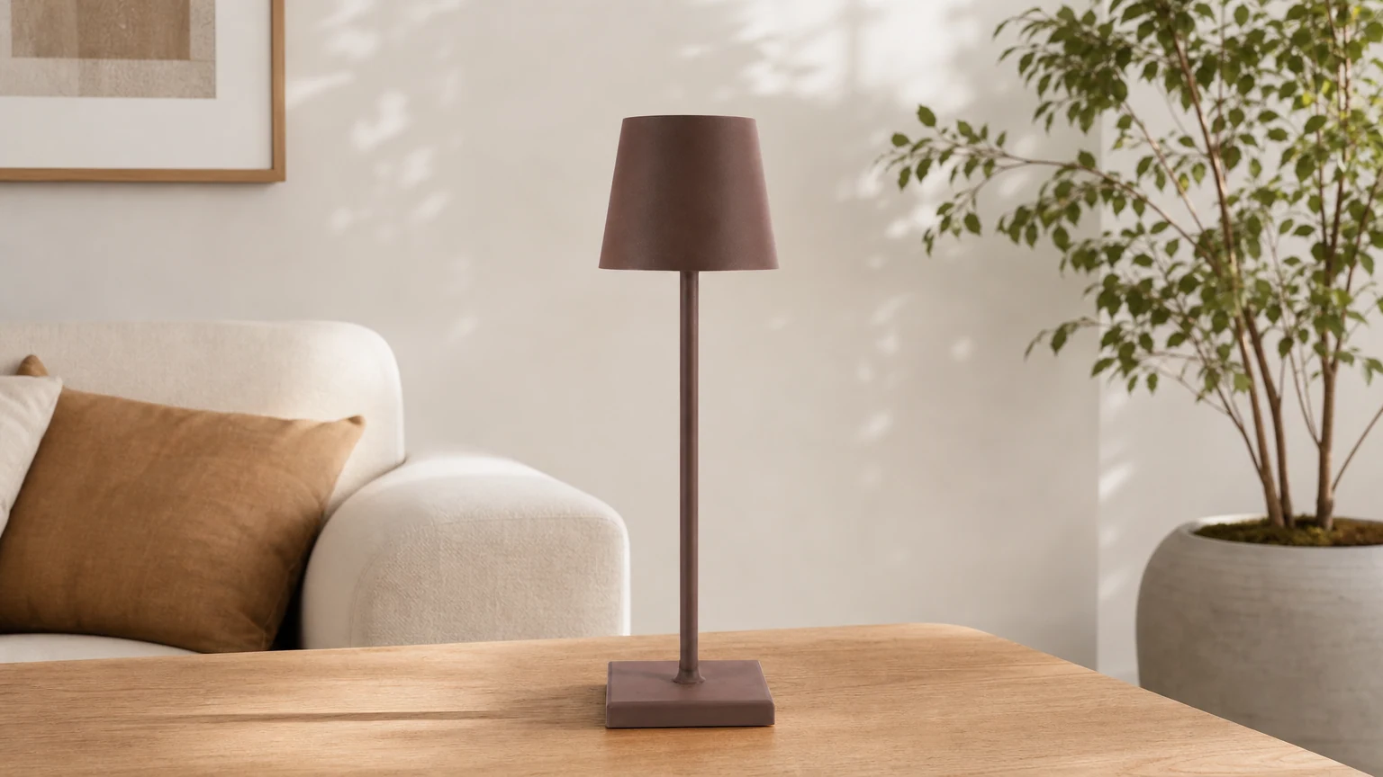 Lámpara de mesa LED recargable inalámbrica S11 en una cálida escena de mesa.